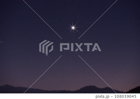 北杜市白州町、未明の空に昇った明けの明星 108039045