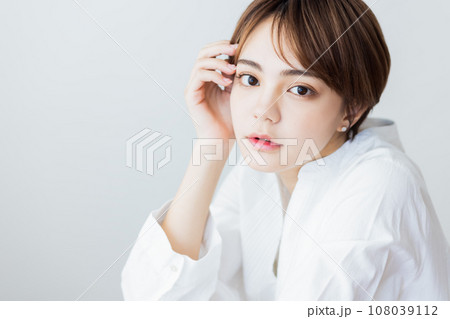 肌の綺麗な白いシャツの女性　ビューティーイメージ 108039112