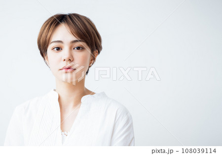 見つめる女性 108039114