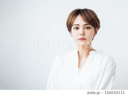白いシャツの女性　 108039115