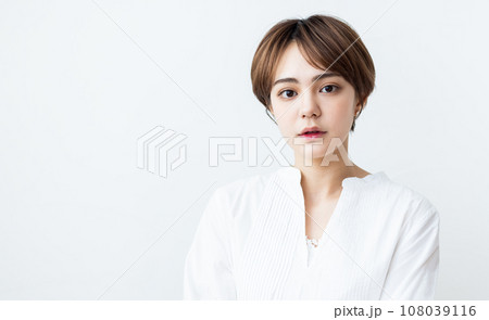 白いシャツの女性 108039116
