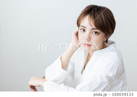 見つめる若い女性 108039133