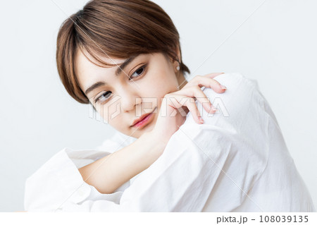 頬杖をつく若い女性 108039135