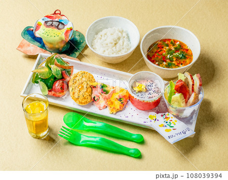 お子様用のお料理（水彩イラスト） 108039394