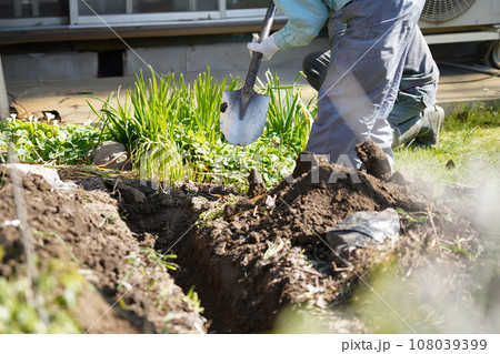 スコップで溝掘り 水道工事 108039399