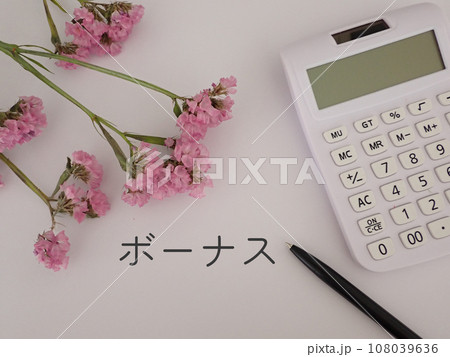 ボーナスの文字と計算機とピンクの花 ボーナスの文字と計算機とピンクの花 108039636