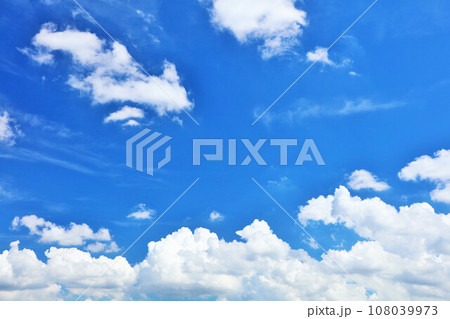 夏の青空と白い雲 夏の青空と白い雲 108039973