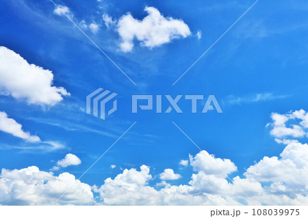 夏の青空と白い雲 108039975