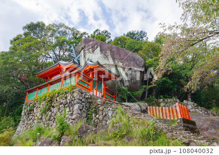 神倉神社のゴトビキ岩と社殿（和歌山県新宮市） 108040032
