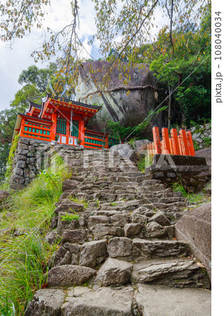 神倉神社のゴトビキ岩と社殿(和歌山県新宮市) 神倉神社のゴトビキ岩と社殿(和歌山県新宮市) 108040034