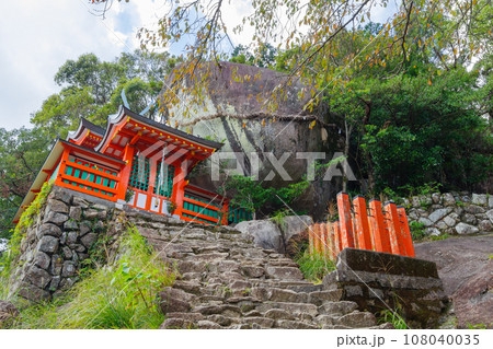 神倉神社のゴトビキ岩と社殿（和歌山県新宮市） 108040035