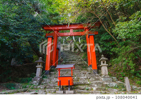 神倉神社の鳥居と古い自然石の石段（和歌山県新宮市） 108040041