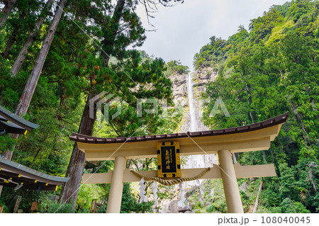 熊野那智大社別宮飛瀧神社の鳥居と那智の滝(和歌山県那智勝浦町) 熊野那智大社別宮飛瀧神社の鳥居と那智の滝(和歌山県那智勝浦町) 108040045