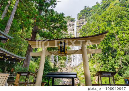 熊野那智大社別宮飛瀧神社の鳥居と那智の滝（和歌山県那智勝浦町） 108040047