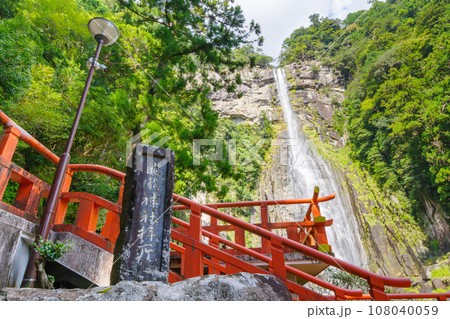 御滝拝所舞台と那智御瀧（和歌山県那智勝浦町） 108040059