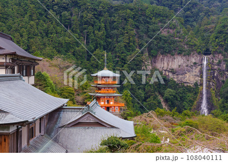 那智山青岸渡寺三重塔と那智の滝(和歌山県那智勝浦町) 那智山青岸渡寺三重塔と那智の滝(和歌山県那智勝浦町) 108040111