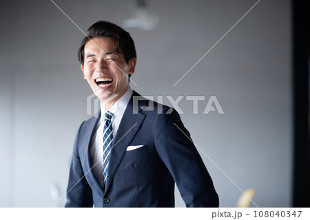 スーツを着た笑顔の男性 108040347