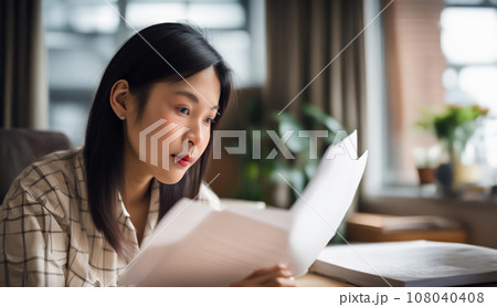仕事・ビジネスの書類に目を通す女性 AI生成画像のイラスト素材 [108040408] - PIXTA