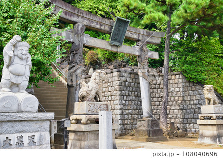 品川神社　双龍鳥居（東京都品川区北品川） 108040696