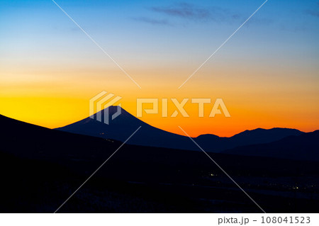 【富士山素材】マジックアワー時の富士山のシルエット【長野県】 【富士山素材】マジックアワー時の富士山のシルエット【長野県】 108041523