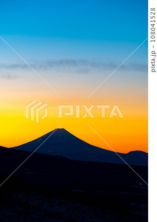 【富士山素材】マジックアワー時の富士山のシルエット【長野県】 【富士山素材】マジックアワー時の富士山のシルエット【長野県】 108041528