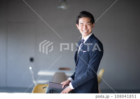 出かけるビジネスパーソン 108041851