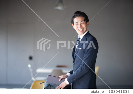 出かけるビジネスパーソン 108041852