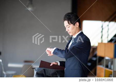 出かけるビジネスパーソン 出かけるビジネスパーソン 108041860