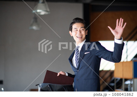 出かけるビジネスパーソン 108041862