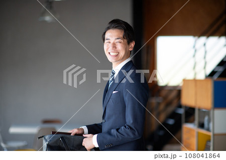 出かけるビジネスパーソン 出かけるビジネスパーソン 108041864