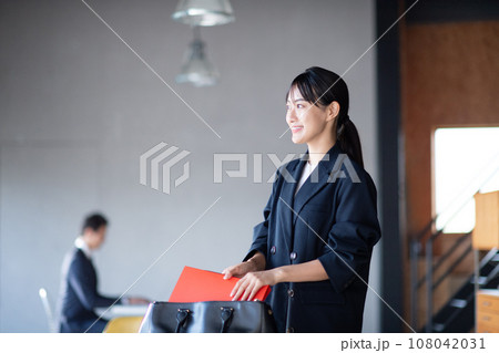 出かけるビジネスウーマン 108042031