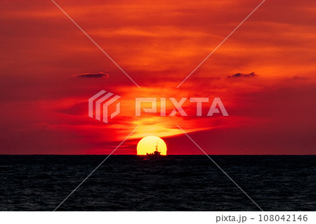 島根県出雲市の稲佐が浜の夕景 108042146
