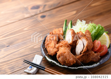 唐揚げ チキン料理の定番 唐揚げ定食 サラダと味噌汁 赤だし 付き カリカリに揚げた 鶏の唐揚げ 108042315