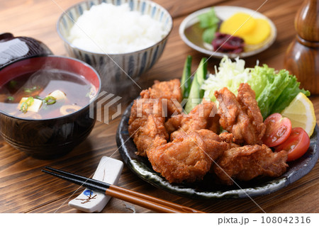 唐揚げ チキン料理の定番 唐揚げ定食 サラダと味噌汁 赤だし 付き カリカリに揚げた 鶏の唐揚げ 108042316