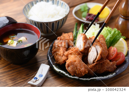 唐揚げ チキン料理の定番 唐揚げ定食 サラダと味噌汁 赤だし 付き カリカリに揚げた 鶏の唐揚げ 唐揚げ チキン料理の定番 唐揚げ定食 サラダと味噌汁 赤だし 付き カリカリに揚げた 鶏の唐揚げ 108042324