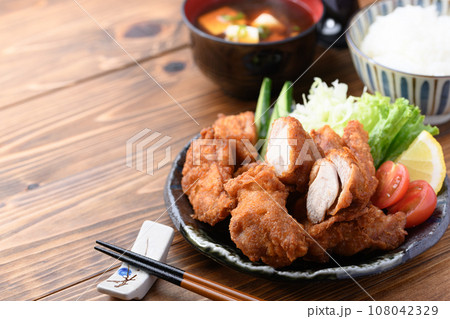 唐揚げ チキン料理の定番 唐揚げ定食 サラダと味噌汁 赤だし 付き カリカリに揚げた 鶏の唐揚げ 108042329