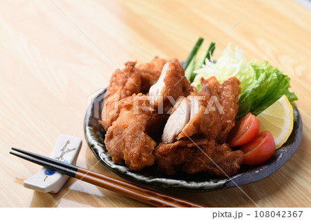 唐揚げ チキン料理の定番 カリカリに揚げた 鶏の唐揚げ 108042367
