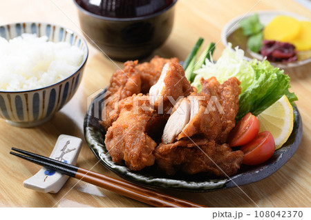 唐揚げ チキン料理の定番 唐揚げ定食 サラダと味噌汁 赤だし 付き カリカリに揚げた 鶏の唐揚げ 108042370