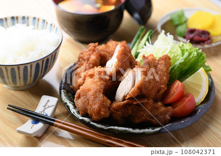 唐揚げ チキン料理の定番 唐揚げ定食 サラダと味噌汁 赤だし 付き カリカリに揚げた 鶏の唐揚げ 108042371