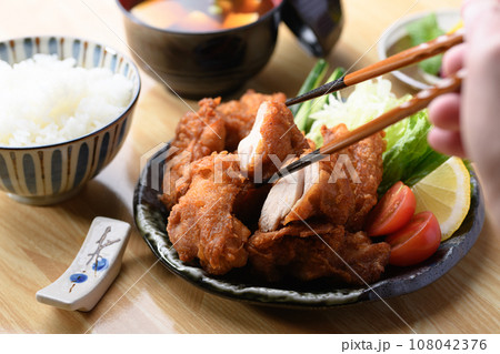 唐揚げ チキン料理の定番 唐揚げ定食 サラダと味噌汁 赤だし 付き カリカリに揚げた 鶏の唐揚げ 108042376