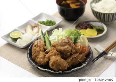 唐揚げ 唐揚げ定食 サラダと味噌汁 赤だし 付き カリカリに揚げた 鶏の唐揚げ 白バック 唐揚げ 唐揚げ定食 サラダと味噌汁 赤だし 付き カリカリに揚げた 鶏の唐揚げ 白バック 108042405
