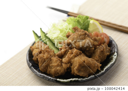 唐揚げ チキン料理の定番 カリカリに揚げた 鶏の唐揚げ 白バック 108042414