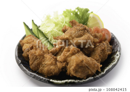 唐揚げ チキン料理の定番 カリカリに揚げた 鶏の唐揚げ 白バック 108042415