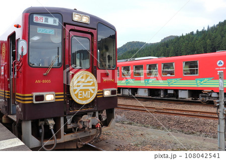 秋田内陸縦貫鉄道の急行もりよしAN-8905形車両 鷹巣行きと AN-8806形車両（阿仁合駅） 108042541