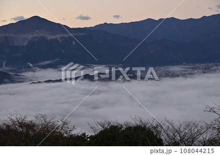 武甲山と雲海 108044215