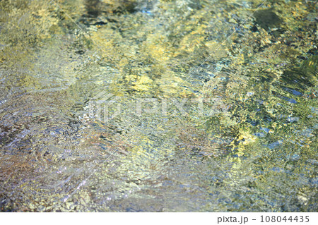 渓流の水面（みなも）・背景素材 108044435