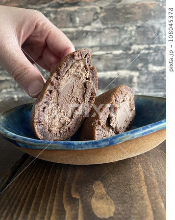 チョコレートクリームどら焼き 和洋折衷スイーツ チョコレートクリームどら焼き 和洋折衷スイーツ 108045378