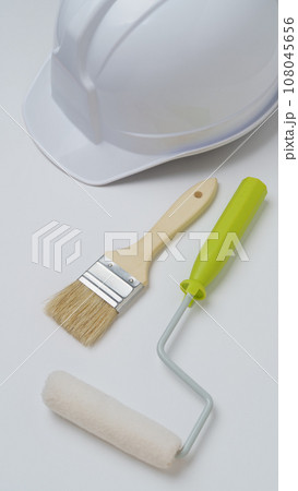 ヘルメットと塗装道具|リフォーム・塗装業者・DIY イメージ ヘルメットと塗装道具|リフォーム・塗装業者・DIY イメージ 108045656