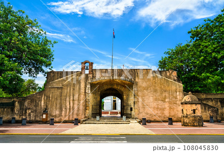 Puerta del Conde, an ancient gate in Santo Domingo, the capital of Dominican Republic 108045830