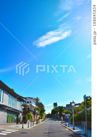 神戸北野のお洒落な街並み風景　青空と緑の街路樹 108045834
